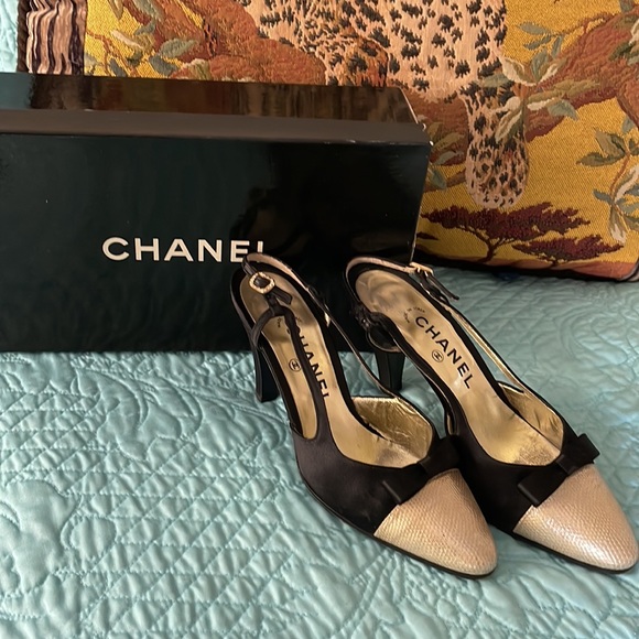 Chanel vintage black satin and gold slingback heels. - Picture 4 of 5
